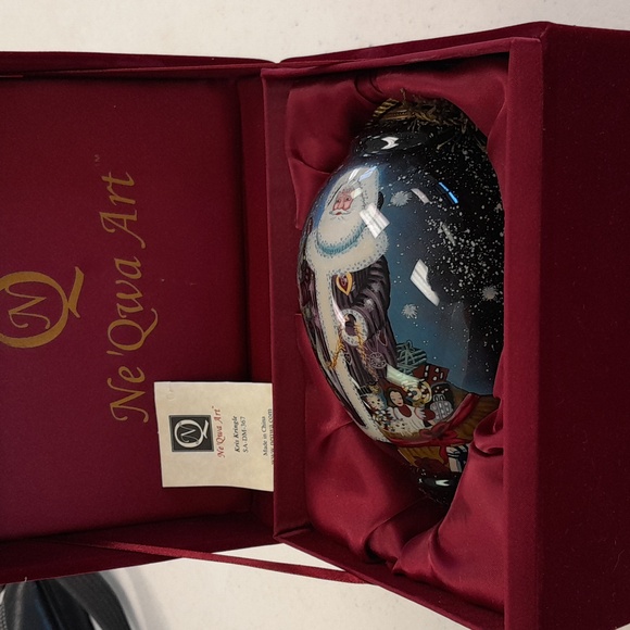 BEAUTIFUL KRIS KRINGLE HAND PAINTED GLASS Ne' Qwa Art CHRISTMAS ORNAMENT - Picture 4 of 7